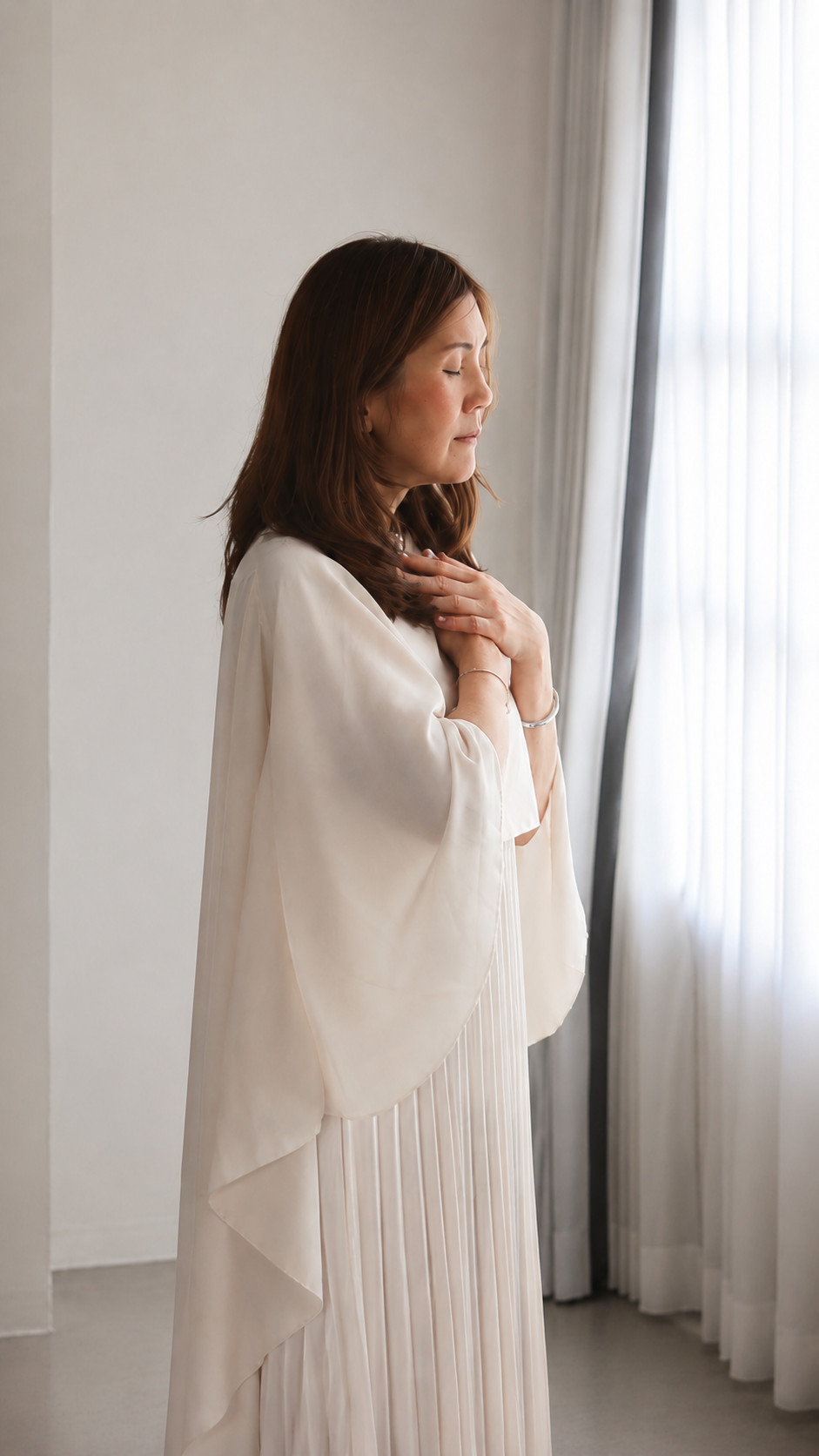 窓辺で静かに自分と向き合うSpiritual Coach Keely Satomi