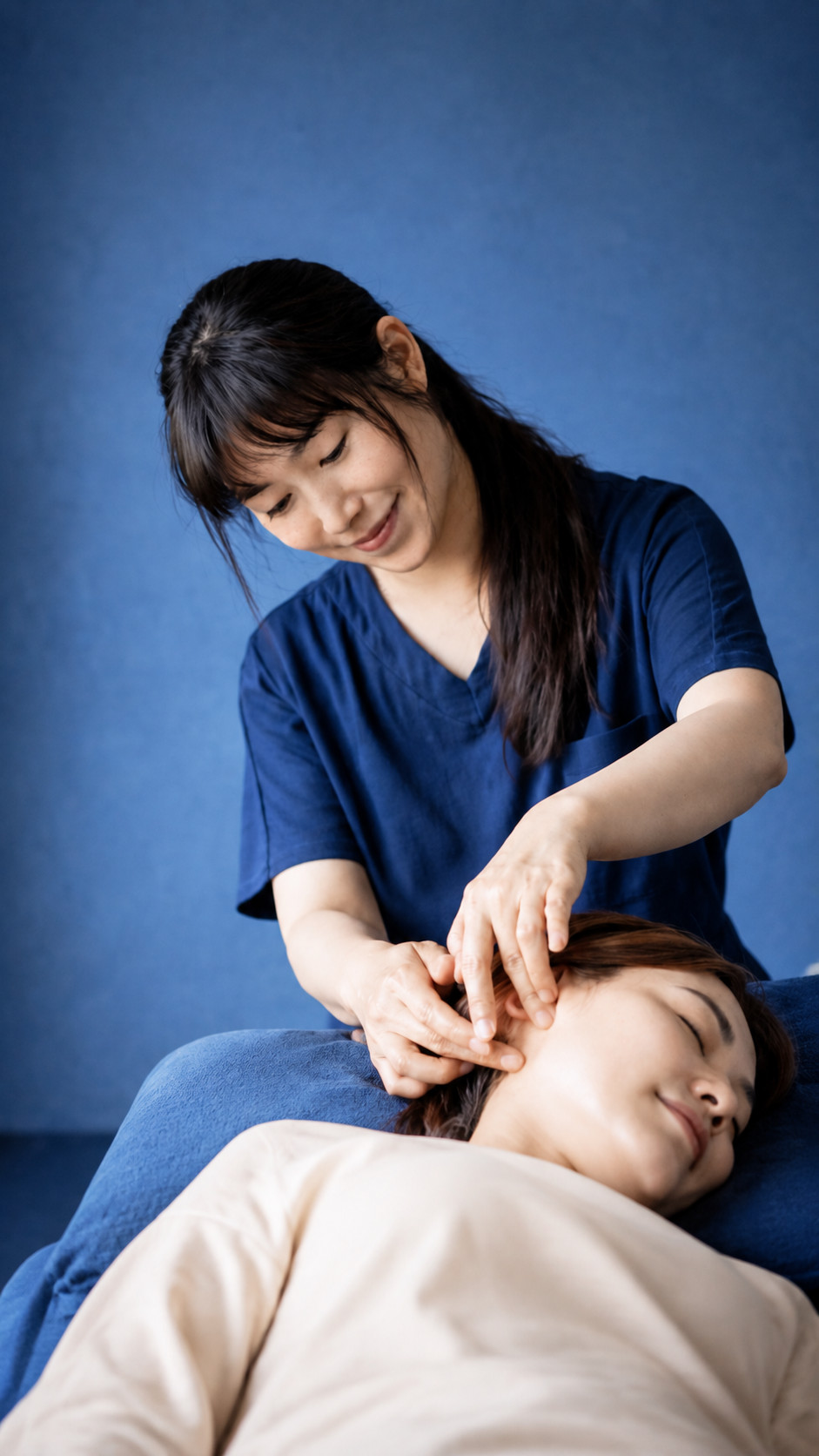 施術を行う鍼灸師 takahashi yuko